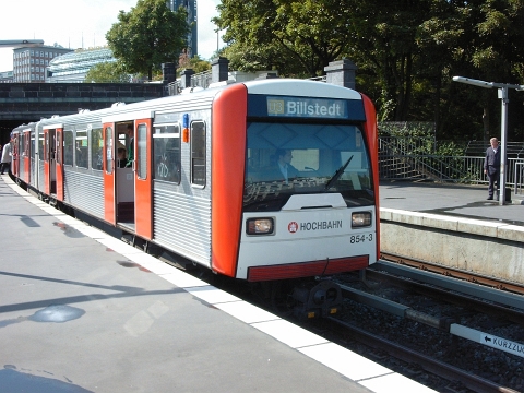 Hamburger Hochbahn class DT3 at Landungsbrücken