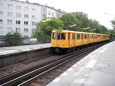 BVG A3 No. 725 while arriving Berlin-Schlesisches Tor